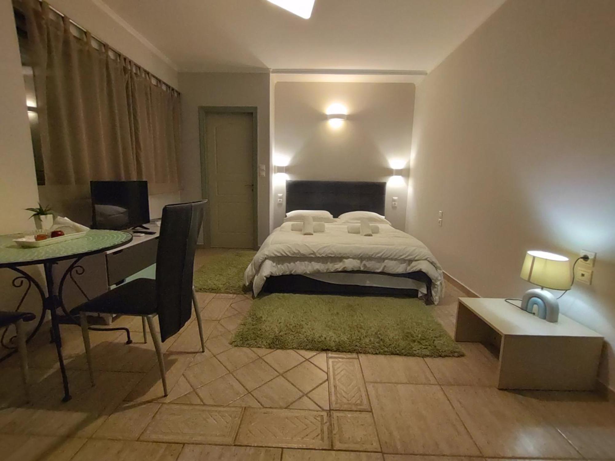 Central Studio - Fully Equiped. Ideal For Couples Patras Exterior photo