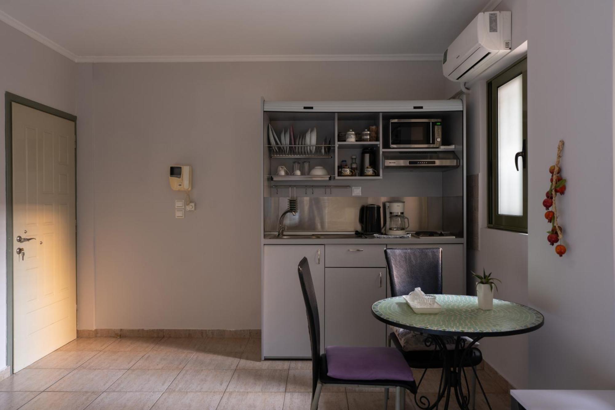Central Studio - Fully Equiped. Ideal For Couples Patras Exterior photo